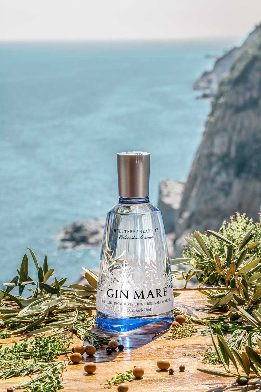 Gin Tonic Set Giftbox Geschenkset - Gin Mare Mediterranean Gin 0,5l (42,7% Vol) + 4x Fever Tree Tonic Water Mix je 200ml inkl. Pfand MEHRWEG -[Enthält Sulfite]