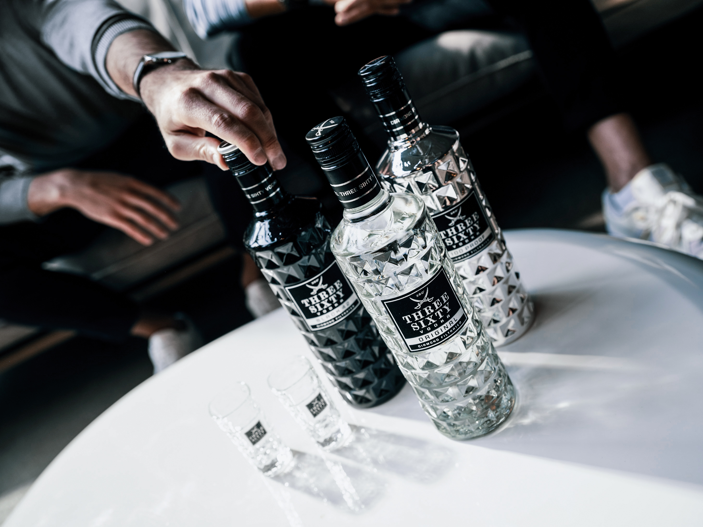 Three Sixty Set Geschenkset - Three Sixty Vodka Wodka3L 3000ml (37,5% Vol) +Pumpe + 6x Tumbler 0,2l 200ml Facettenschliff Glas- [Enthält Sulfite]