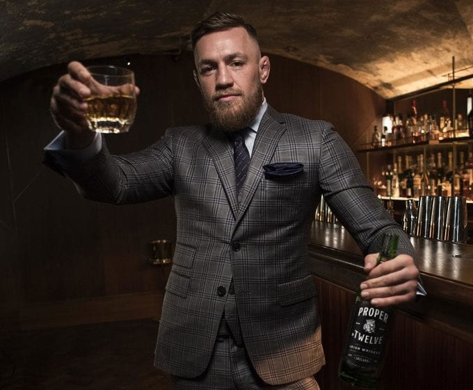 Conor McGregor Geschenkset Proper Twelve Whisky 0,7L (40% Vol) + 2 Tumbler Kristalloptik- [Enthält Sulfite]